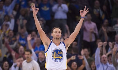 Curry celebra uno de sus triples ante los Clippers. 