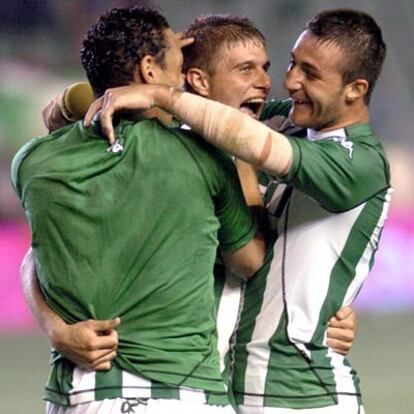 Los béticos Oliveira, autor del gol, Joaquín y Varela celebran la victoria al final del partido.