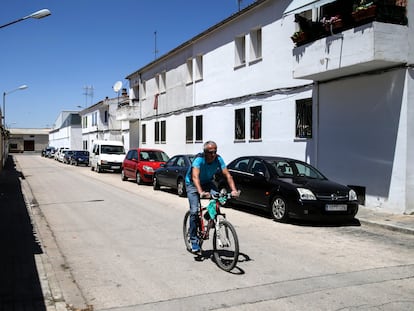 Un hombre pasa en bici por la calle de Los Olivos en Tomelloso (Ciudad Real).