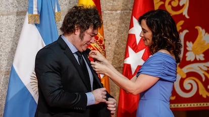 Isabel Díaz Ayuso entrega la Medalla Internacional de la Comunidad de Madrid a Javier Milei, el viernes en la sede de la comunidad.