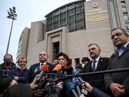La esposa de Osman Kavala, la socióloga Ayse Bugra, se dirige a los medios junto a activistas sociales y políticos de la oposición, el pasado 26 de noviembre en Estambul.