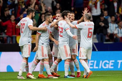 El centrocampista de España Francisco Román Alarcón 'Isco' (c-d) celebra con sus compañeros, su gol ante Argentina, el segundo del equipo.