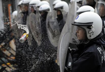 También han arrojado proyectiles en dirección de las fuerzas de seguridad, que han lanzado botes de humo poco antes del fin del trayecto y han utilizado extintores para apagar fuegos prendidos por los manifestantes con palos. En la imagen, una lata es lanzada a un grupo de policías durante la manifestación en Bruselas, 4 de abril de 2014.