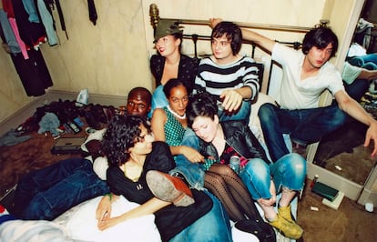 Pete Doherty (con camiseta a rayas) y Carl Barat, de blanco, comparten cama con amigos en el su casa, el hotel Albion en el año 2002. Los años gloriosos.