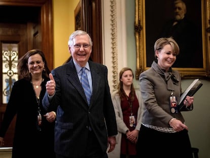 El líder de la mayoría republicana en el Senado, Mitch McConnell, sale el viernes de la sesión del juicio a Trump.