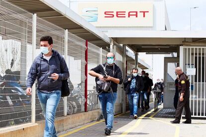 Varios trabajadores salen tras acabar su turno en la fábrica de Seat, en Martorell. EFE