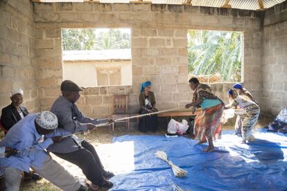 Un grupo de gente mayor organizado en el poblado de Mwendapole, cerca de Mharakani. El pueblo forma parte de una iniciativa de la organización Buen Samaritano. Sus miembros trabajan y hacen ejercicio juntos.