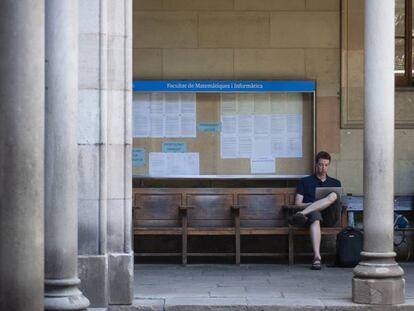 Un estudiant en la facultat de Matemàtiques a l'Universitat de Barcelona, al juny.