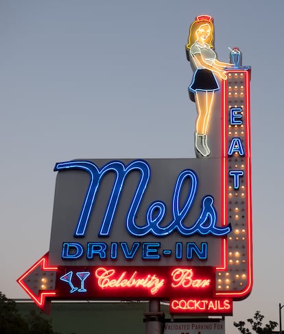 El espectacular letrero luminoso del Mels Drive-In en Hollywood.