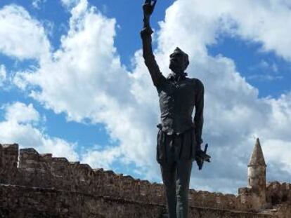 Estatua a Miguel de Cervantes en el puerto de la ciudad griega de Náfpaktos, donde se conmemora la batalla de Lepanto.