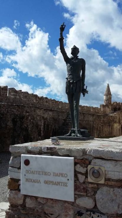 Estatua a Miguel de Cervantes en el puerto de la ciudad griega de Náfpaktos, donde se conmemora la batalla de Lepanto.