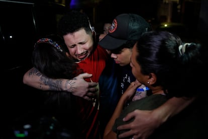 Arturo Suárez-Trejo es recibido por sus familiares en Caracas, Venezuela, el 22 de julio de 2025.