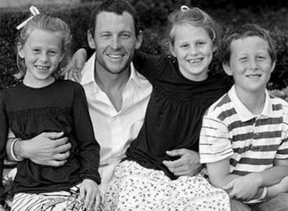 Armstrong con sus hijos en una de las fotos publicadas por el ciclista en twitter.com.