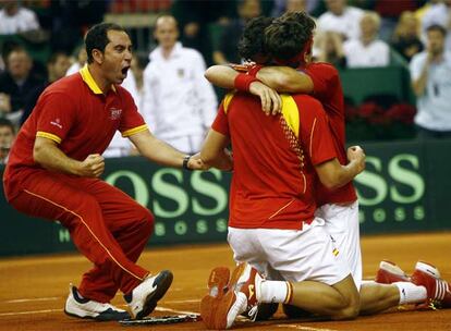 Tras tres horas de partido los españoles se deshacen de los checos en tres sets y consiguen la segunda Copa Davis consecutiva.