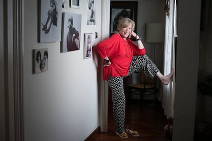 Teresa Gimpera posa en su casa junto a las fotos de su carrera.