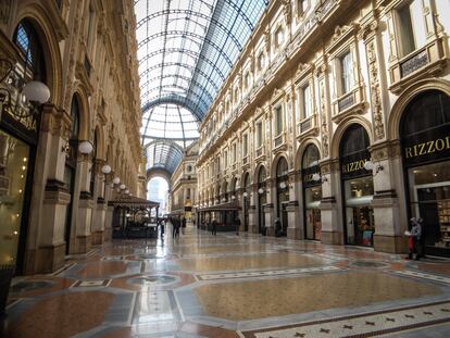 La galleria Vittorio Emanuele II, cercana a la plaza del Duomo de Milán, casi vacía este domingo.