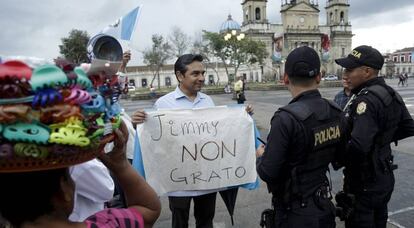 Un hombre protesta el martes en Guatemala contra la prohibición de entrada del presidente de la Cicig en el país.