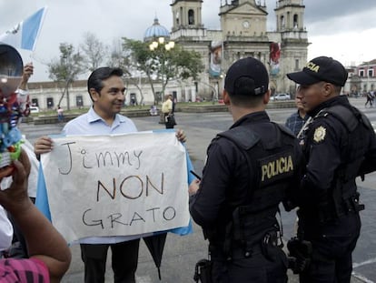 Un hombre protesta el martes en Guatemala contra la prohibición de entrada del presidente de la Cicig en el país.