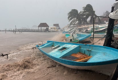 Autoridades del Estado de Quintana Roo alertaron de la intensificación del ciclón Helene a huracán categoría 1, aunque avisaron que se ha alejado de las costas de la entidad que alberga los principales destinos turísticos del caribe mexicano.
