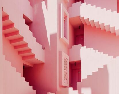 En Calpe (Alicante) se encuentra el edificio más instagrameado de España. Se trata de La Muralla Roja, una urbanización que Ricardo Bofill levantó en 1972. Los restaurantes Pietro Nolita (en Nueva York) y las tiendas de Gucci en Guinza (Tokio) y Valentino en Roma son otros ejemplos de arquitectura rosa.