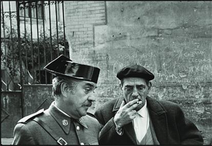 Luis Buñuel y un actor caracterizado de guardia civil, en el rodaje de 'Tristana', en Toledo, en 1970. "De Buñuel recuerdo quese hacía respetar", afirma Mary Ellen Mark.