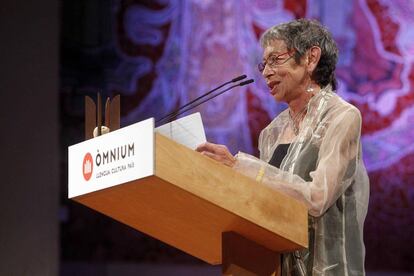 Maria Antònia Oliver ahir en rebre el Premi d'Honor de les Lletres Catalanes.