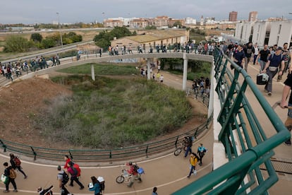 Miles de personas se desplazan desde Valencia a La Torre para ayudar a los afectados por las inundaciones causadas por la dana, este viernes. 