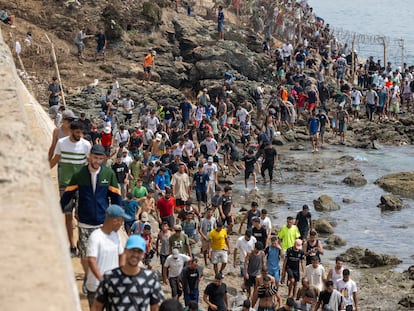 Marruecos manda parar el éxodo de 50.000 migrantes sobre Ceuta