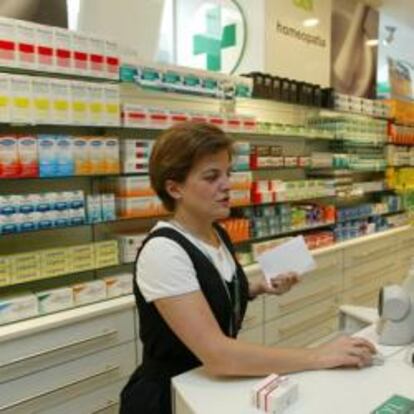 Imagen de una vendedora en una farmacia española