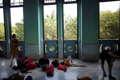 Estudiantes de ballet se relajan durante un descanso, en la Habana.