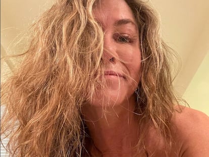 Jennifer Aniston ha posado con el pelo rizado y sin aparente maquillaje en su cuenta de Instagram.