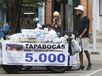 Un joven vende tapabocas en las calles de Medellín