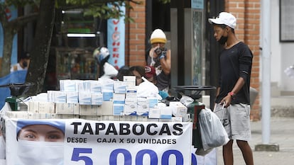 Un joven vende tapabocas en las calles de Medellín.