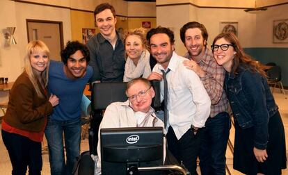 Els actors de 'The Big Bang Theory', amb Stephen Hawking.