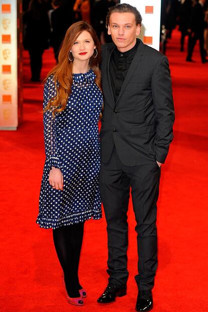 Jamie Campbell Bower y Bonnie Wright, los más informales de la noche. Ella, con un vestido vintage y accesorios de Prada.