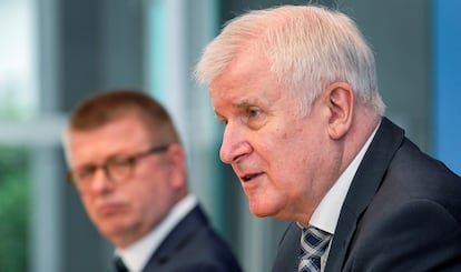 El ministro del Interior alemán, Horst Seehofer (derecha), durante la presentación del informe de los servicios secretos, este martes en Berlín, junto al director de la Oficina de protección de la Constitución, Thomas Haldenwang.