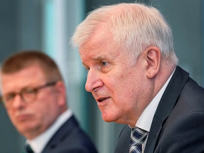 El ministro del Interior alemán, Horst Seehofer (derecha), durante la presentación del informe de los servicios secretos, este martes en Berlín, junto al director de la Oficina de protección de la Constitución, Thomas Haldenwang.