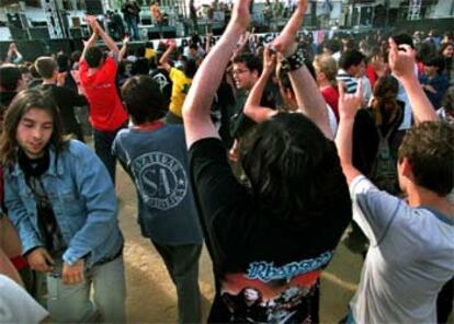 Miles de jóvenes acudieron al concierto <i>En so de pau</i>.