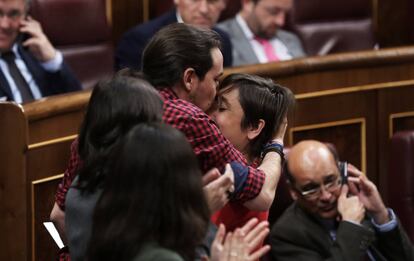 Pablo Iglesias besa a Marta Sibina Camps tras defender la proposici&oacute;n de Ley Org&aacute;nica sobre la eutanasia.