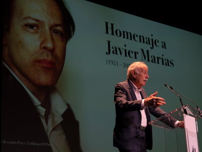 El escritor Eduardo Mendoza, durante su intervención en el homenaje a Javier Marías celebrado este viernes en el Círculo de Bellas Artes de Madrid.