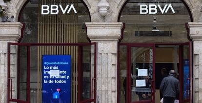 Un hombre entra en una sucursal bancaria del BBVA en Valladolid. EFE/Nacho Gallego/Archivo