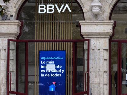 Un hombre entra en una sucursal bancaria del BBVA en Valladolid. EFE/Nacho Gallego/Archivo
