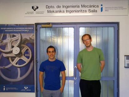 Lander Valle y Ruben Otero posan frente al Departamento de Ingeniería Mecánica.