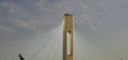 Una de las torres de una planta solar de Abengoa.