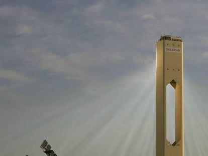 Una de las torres de una planta solar de Abengoa.