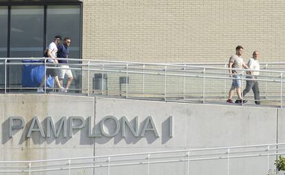 Tres miembros de La Manada abandonan la cárcel de Pamplona.