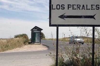 Acceso a la zona de Los Perales, cuya legalización ha sido denunciada por los ecologistas.