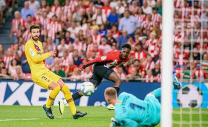 Ter Stegen despeja el remate de Williams ante la mirada de Piqué. 