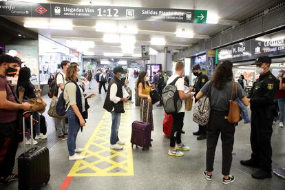 Agentes de la Polica Nacional vigilan el cumplimiento de las nuevas restricciones en el acceso a las vas del AVE en Atocha. 