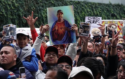 Un aficionado sostiene una imagen del sagrado corazón de Jesús con el rostro de Checo Pérez durante la conferencia de prensa de hoy.